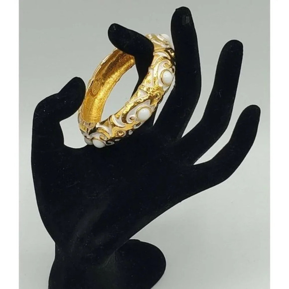 Jose & Maria Barrera Sculpted Hammered White Glass Stone Bangle Bracelet - Picture 2 of 10